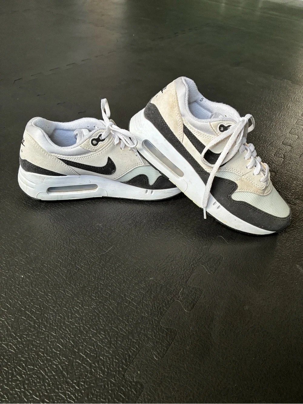 Nike Kids Size 5 Air Max Black & White